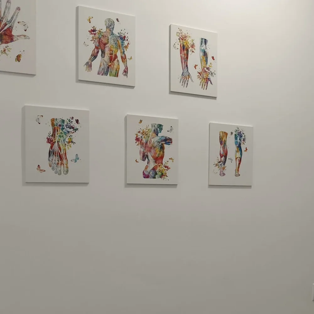 Planșe de reflexoterapie pe peretele holului.